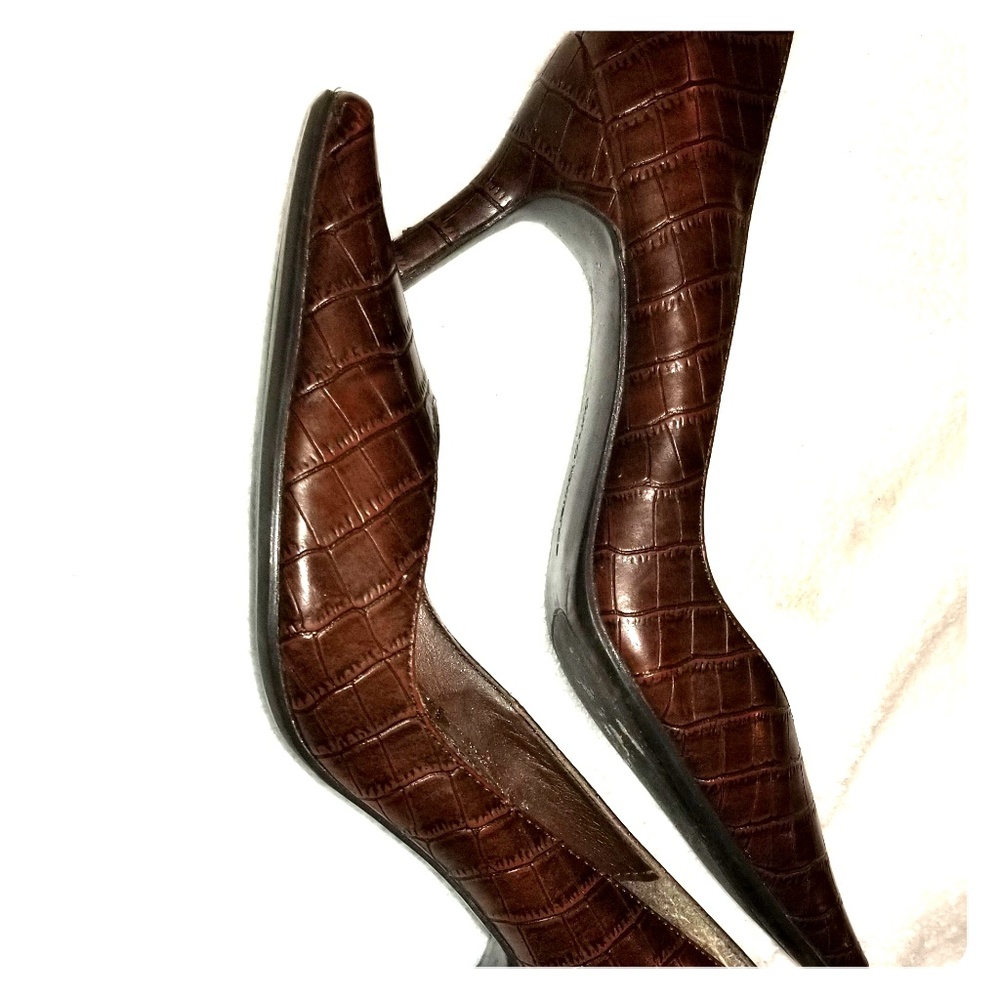 Womens 7.5 brown snake skin print pumps